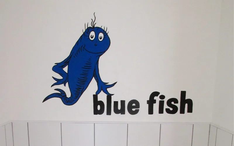 Umývárna skupiny Blues s nápisem blue fish
