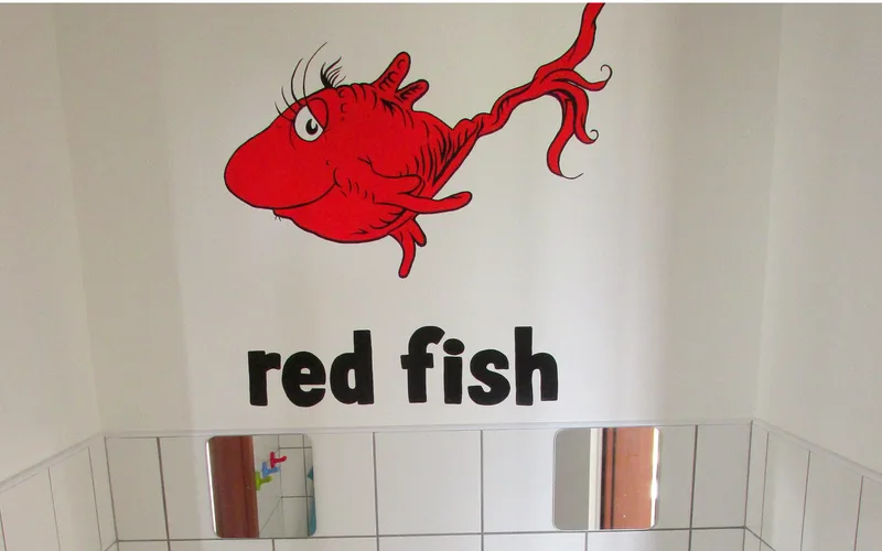 Umývárna skupiny Reds s nápisem red fish
