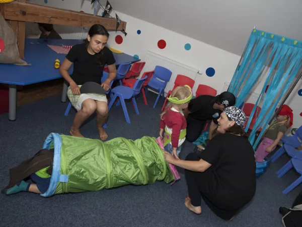 Dítě prolézá látkovým tunelem